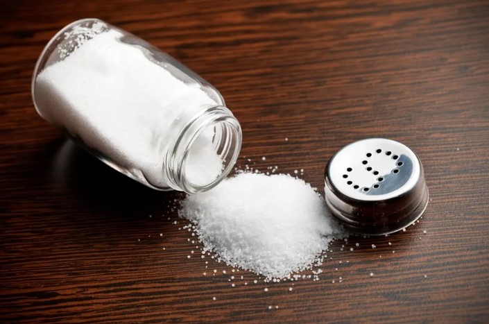 Соль рассыпанная на столе